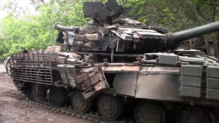Ремонтники ВС РФ пополнили парк трофейной техники украинским танком Т-64