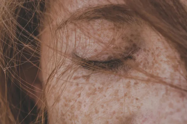 Очищение и пилинг: дерматолог рассказал, как ухаживать за кожей весной